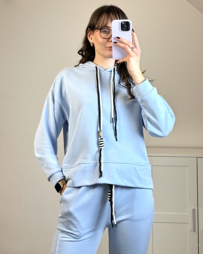 dres damski niebieski styl casual outfit modny komplet dresowy damski na co dzień
