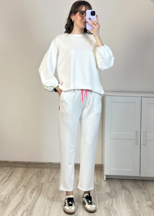 miękki komplet dresowy damski jasny elegancki casual komplet damski wygodny miękki materiał outfit