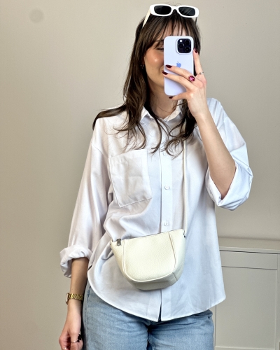 torebka ecru mała półokrągła minimalistyczna jasna nowoczesna jasna minimalistyczna