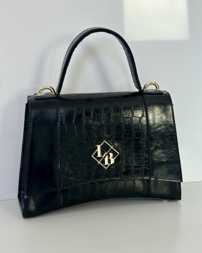 czarna torebka kuferek z tłoczeniem krokodyla torebka czarna elegancka ze złotym logo torebka kuferek czarna styl elegancki