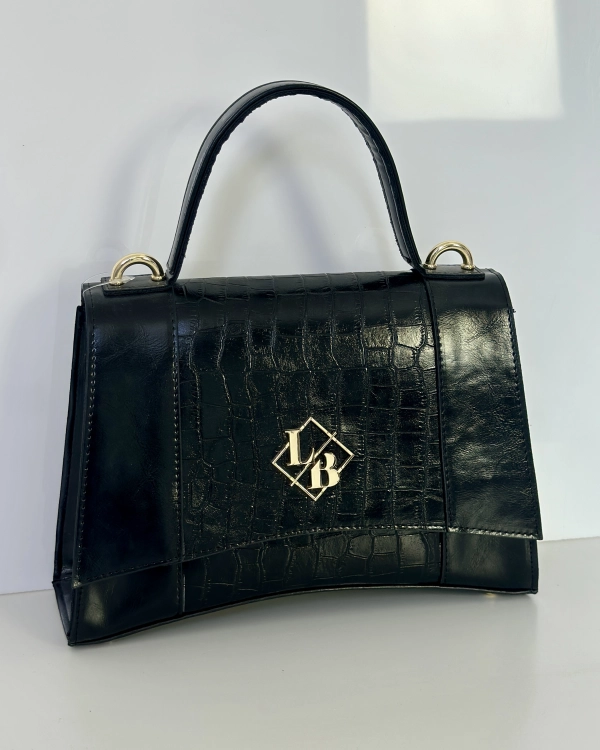 czarna torebka kuferek z tłoczeniem krokodyla torebka czarna elegancka ze złotym logo torebka kuferek czarna styl elegancki