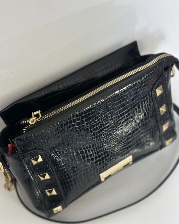 torebka czarna crossbody z nitami czarna torebka modna z nitami torebka czarna styl elegancki z charakterem