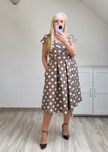 sukienka wizytowa z kopertowym dekoltem plus size sukienka midi elegancka na wesele plus size sukienka dla puszystych na uroczystości
