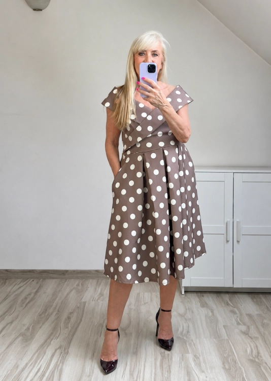 sukienka wizytowa z kopertowym dekoltem plus size sukienka midi elegancka na wesele plus size sukienka dla puszystych na uroczystości