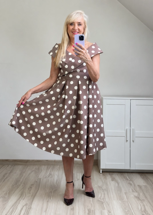 sukienka w groszki elegancka midi plus size sukienka wizytowa podkreślająca talię plus size sukienka plus size na przyjęcie rodzinne