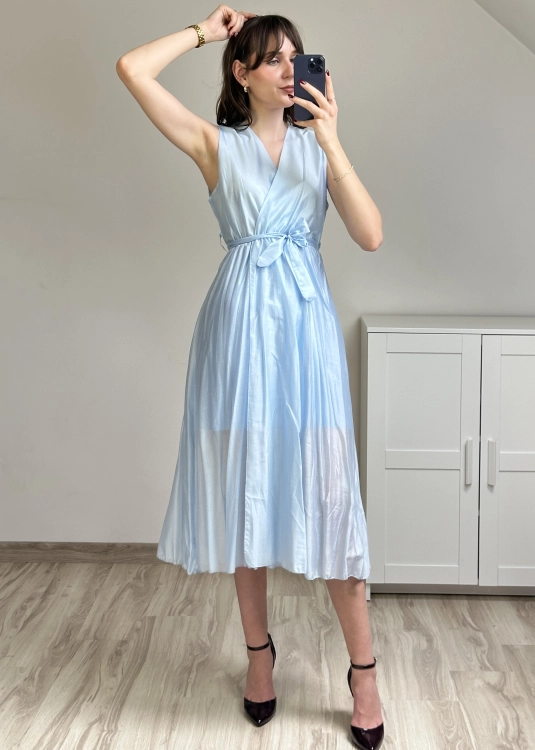 sukienka wizytowa midi klasyczna sukienka midi z podkreśloną talią elegancka sukienka midi na komunię elegancka