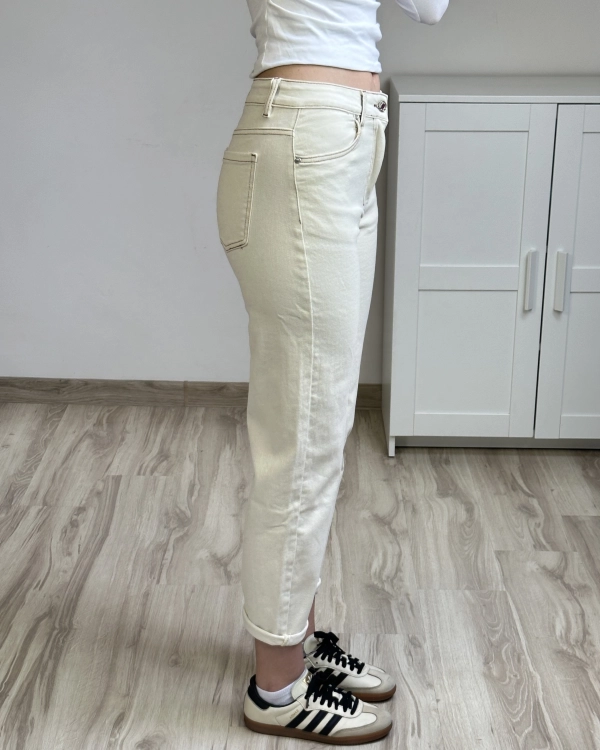 spodnie mom fit na co dzień spodnie kremowe stylizacja spodnie mom fit modne