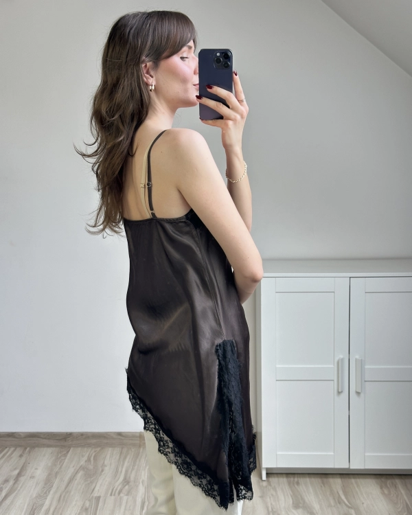 top damski na ramiączkach z koronką pod koszulę lub marynarkę stylizacja elegancki top damski satyna wiskozowa koronkowy dekolt stylizacja warstwowa