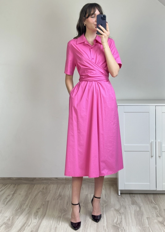 sukienka midi elegancka damska wiązana w talii stylizacja sukienka damska koszulowa z wiązaniem w pasie elegancka stylizacja