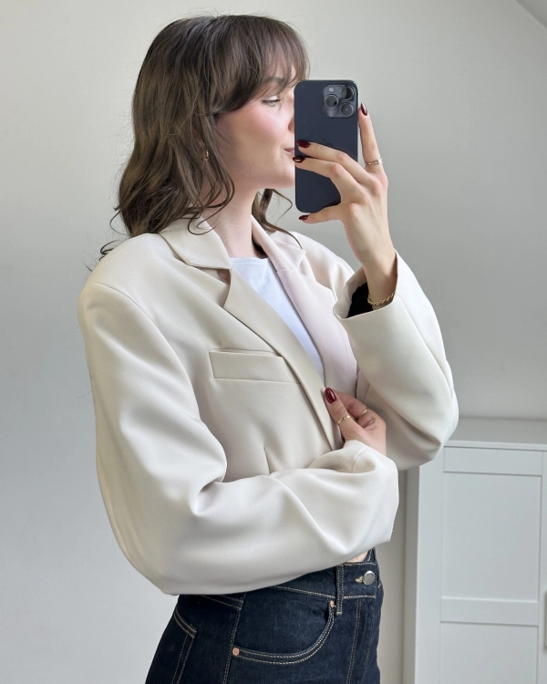 krótka marynarka damska strukturalna ramiona stylizacja marynarka damska elegancka casual nowoczesna stylizacja