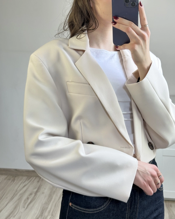 krótka marynarka damska modna minimalistyczna stylizacja marynarka damska beżowa krótka elegancka stylizacja