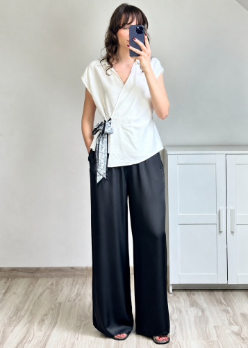 czarne spodnie satynowe damskie szerokie nogawki eleganckie czarne spodnie z wiskozy satynowej wysoki stan kieszenie lejące spodnie satynowe czarne palazzo eleganckie stylizacje
