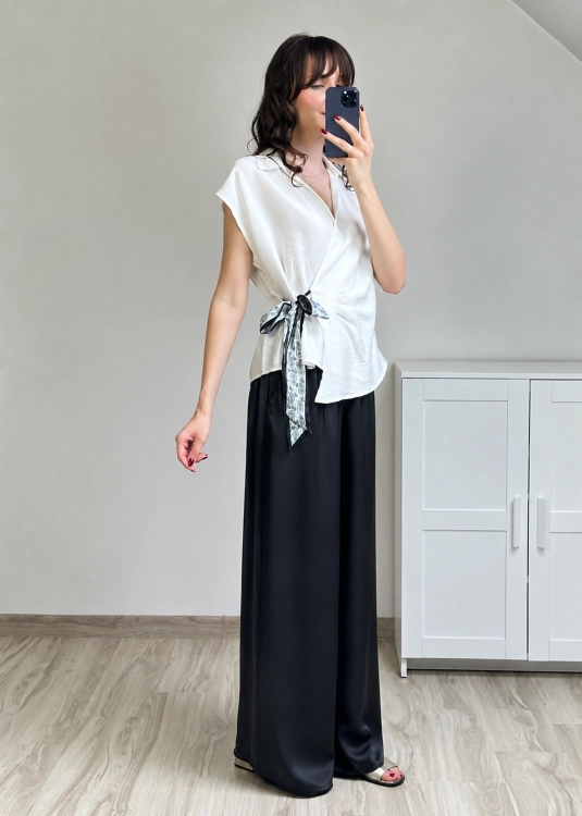 czarne spodnie oversize satyna połyskujące szerokie nogawki eleganckie czarne spodnie damskie luźne z kieszeniami czarne spodnie satynowe na gumce wygodne stylizacje damskie