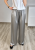 spodnie palazzo srebrne fango eleganckie satynowe srebrne spodnie oversize satyna wygodne stylizacje spodnie satynowe srebrne eleganckie do pracy i na wyjście srebrne spodnie damskie połyskujące szerokie nogawki outfit