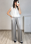 spodnie fango satynowe szerokie nogawki eleganckie stylizacje lejące spodnie srebrne satyna połyskujące premium look spodnie damskie srebrny beż satynowe luźny krój