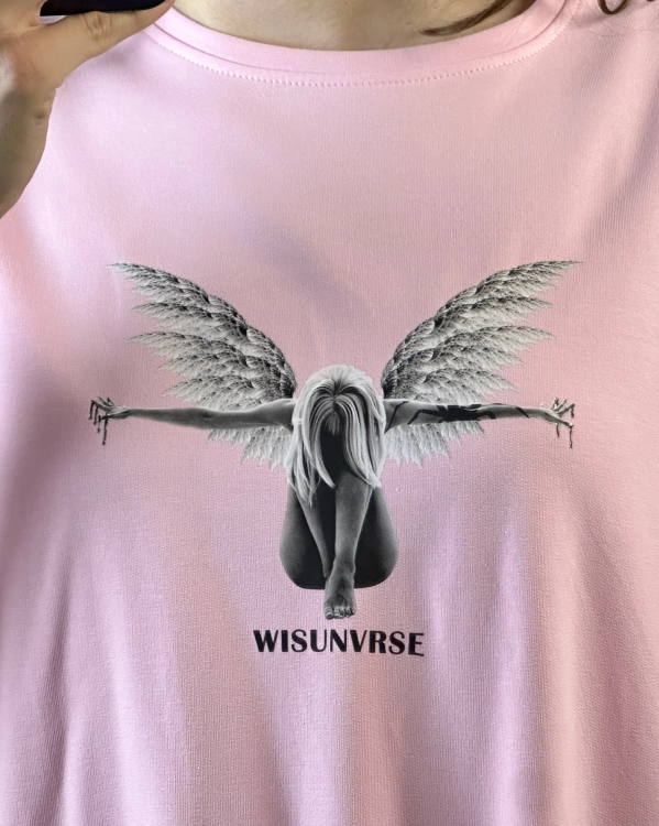 luźna koszulka damska z nadrukiem anioła, codzienny styl i komfort noszenia t-shirt damski z nadrukiem anioła, miękka bawełna, polska produkcja