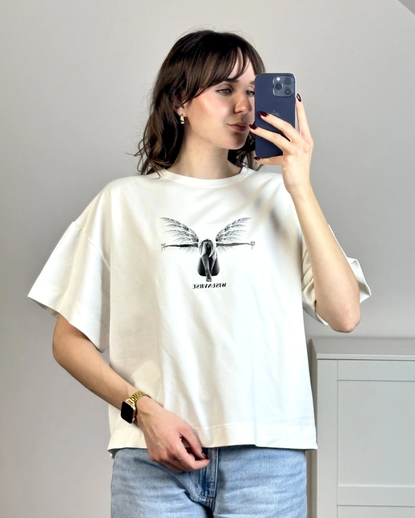 luźna koszulka damska z nadrukiem anioła, codzienny styl i komfort noszenia t-shirt damski z nadrukiem anioła, miękka bawełna, polska produkcja