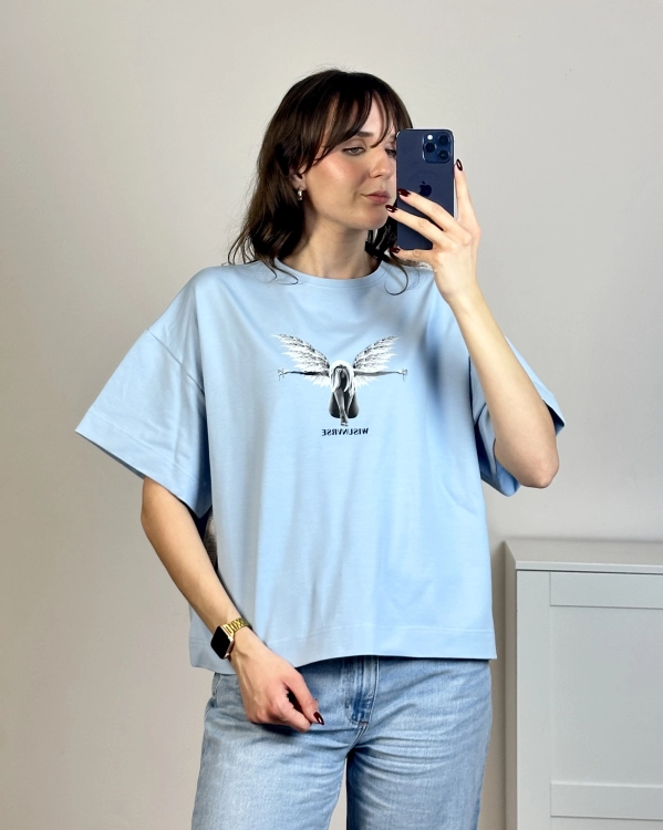 t-shirt damski błękitny z nadrukiem anioła, polska produkcja koszulka damska błękitna z krótkim rękawem i nadrukiem anioła