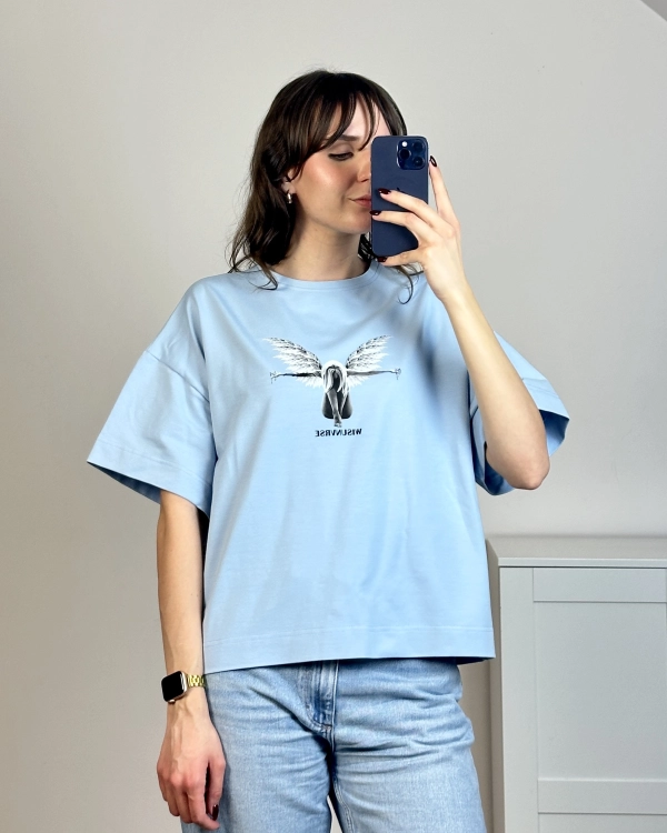 luźny t-shirt damski błękitny z nadrukiem anioła, bawełniana koszulka polskiej produkcji błękitna koszulka damska o swobodnym kroju z delikatnym nadrukiem anioła