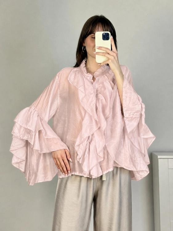 zwiewna bluzka z delikatnego materiału z falbanami przy dekolcie i rękawach bluzka oversize z falbanami modna stylizacja podkreślająca lekkość sylwetki lekka bluzka z ozdobnym wiązaniem przy szyi i efektownymi rękawami