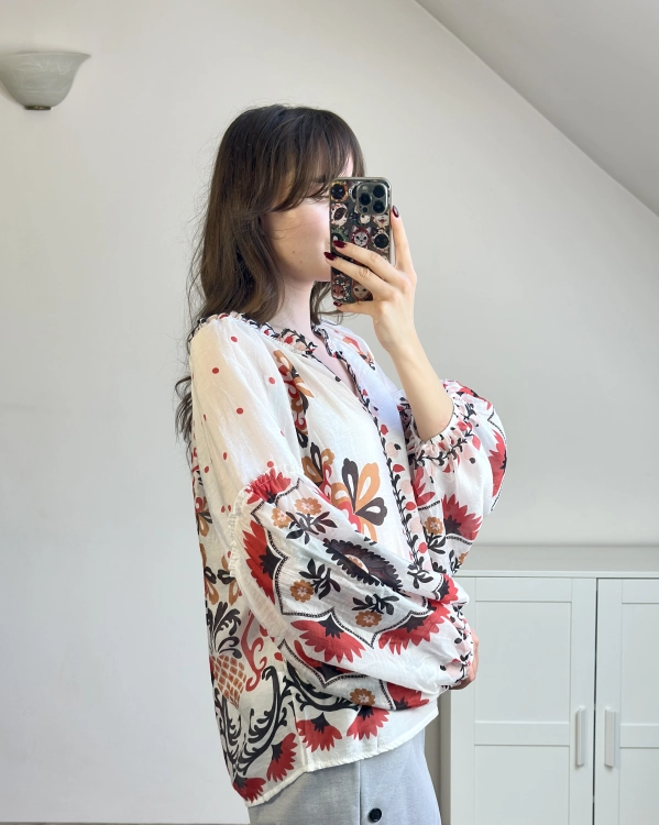 bluzka boho do jeansów i spodni materiałowych styl casual lekka bluzka z wzorem oversize wygodna stylizacja