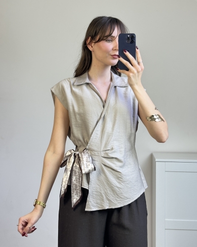 kopertowa bluzka jasne fango z gumką i wiązaniem w talii podkreślająca figurę elegancka na lato przewiewna