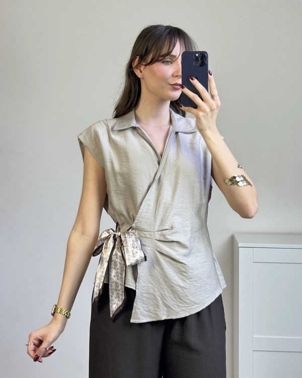 kopertowa bluzka jasne fango z gumką i wiązaniem w talii podkreślająca figurę elegancka na lato przewiewna
