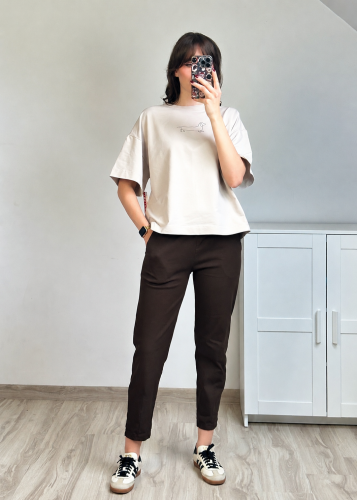spodnie damskie czekoladowe stylizacja casual ciemne spodnie damskie klasyczne outfit codzienny