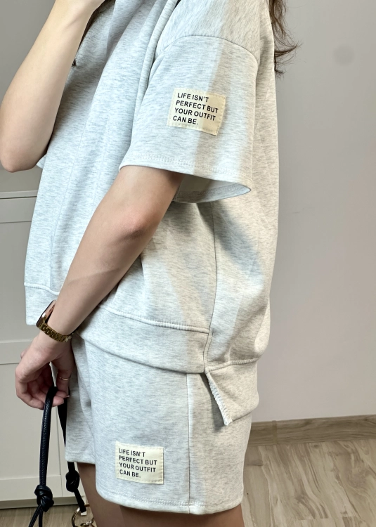 Szary komplet dresowy z szortami i luźną bluzą minimalistyczny styl Komplet dresowy soft touch szary wygodny zestaw sportowy casual