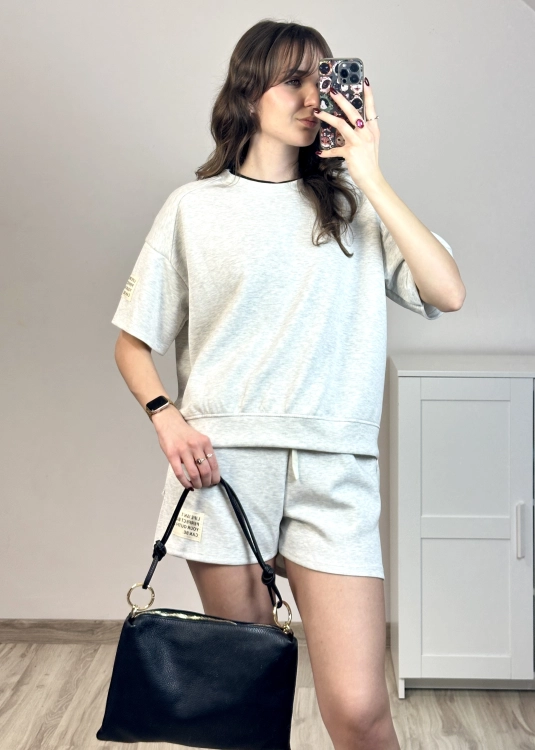 Szary zestaw dresowy bluza oversize i krótkie spodenki styl casual chic Miękki komplet dresowy w kolorze szarym idealny na co dzień i do domu