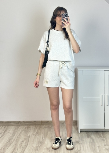Szary komplet dresowy z krótkim rękawem i szortami miękki materiał soft touch stylizacja codzienna Komplet dresowy jasnoszary bluza luźna i szorty z gumką wygodny outfit