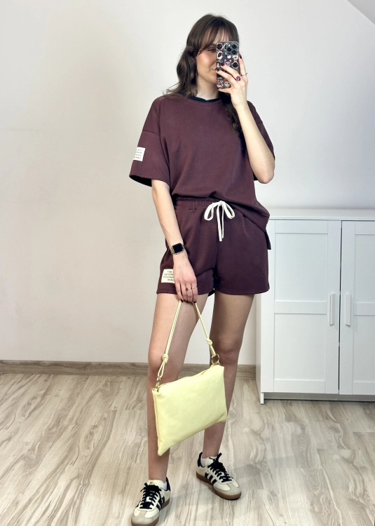 Burgundowy komplet dresowy masełkowa tkanina bluza oversize i szorty styl casual Komplet dresowy burgundowy miękki materiał soft touch wygodny zestaw na co dzień