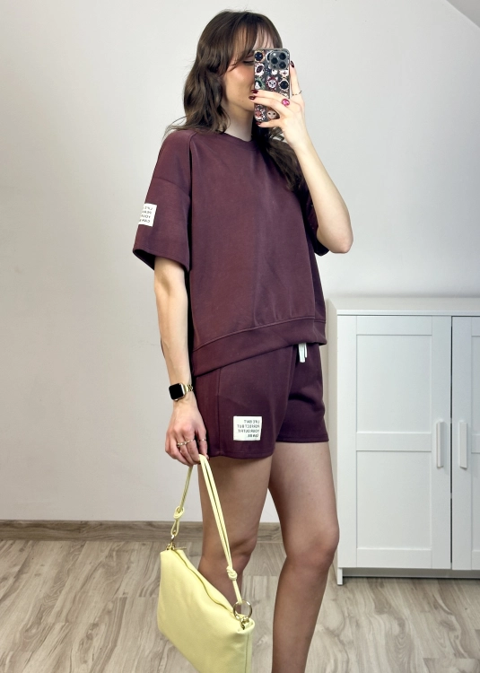 Burgundowy komplet dresowy z krótkim rękawem i szortami styl casual chic Komplet dresowy burgundowy bluza krótsza z przodu dłuższa z tyłu modny fason