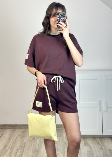 Burgundowy komplet dresowy bluza luźna i krótkie spodenki styl miejski Komplet dresowy w kolorze burgundowym masełkowy materiał styl komfortowy