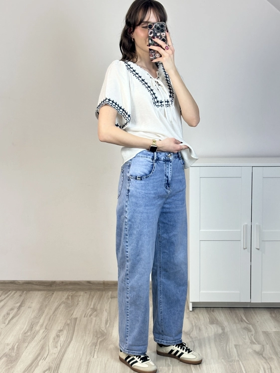 Jeansy straight fit z efektem barrel jasny denim styl casual chic Jasne spodnie jeansowe luźniejszy krój wygodny i modny look