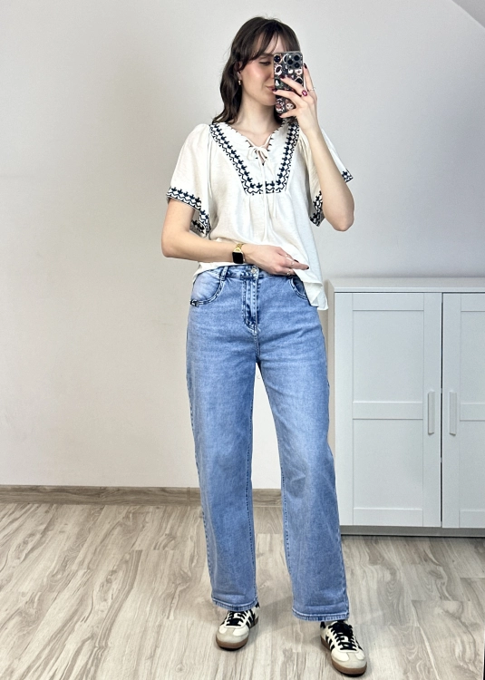 Jasne jeansy z wysokim stanem lekko barrel nogawka styl casual Jeansy jasny denim luźna nogawka subtelny efekt barrel stylizacja codzienna