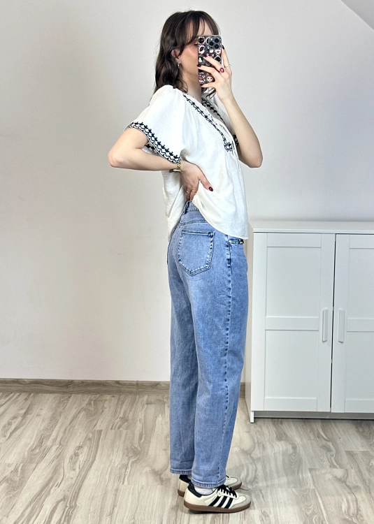 Denimowe jeansy jasne wysoki stan nowoczesny klasyczny fason Jasne jeansy szeroka nogawka delikatne zwężenie styl minimalistyczny