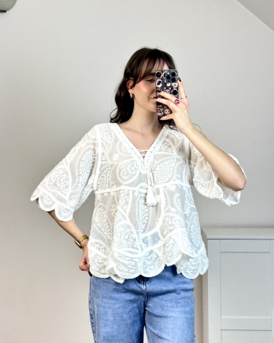 Bawełniana bluzka boho haftowana ecru luźny fason styl letni