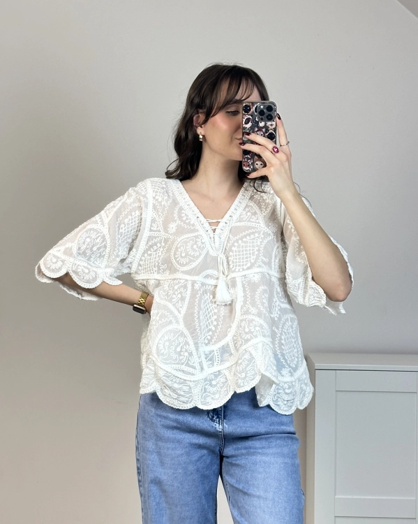 Zwiewna bluzka ecru haftowana boho stylizacja z jeansami