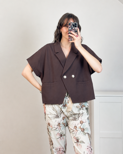 Brązowa kamizelka bawełniana damska lekka krótki krój styl miejski Kamizelka bawełniana brązowa oversize z kieszeniami styl casual chic