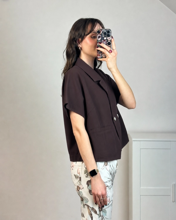 Krótka kamizelka bawełniana brązowa elegancka z kołnierzem styl codzienny Brązowa kamizelka bawełniana luźny krój wygodna i przewiewna Kamizelka brązowa bawełniana z guzikami styl minimalistyczny outfit