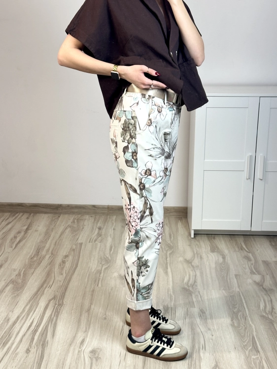 spodnie damskie w kwiaty dopasowane podkreślające sylwetkę spodnie w kwiatowy print elastyczne komfortowe na co dzień