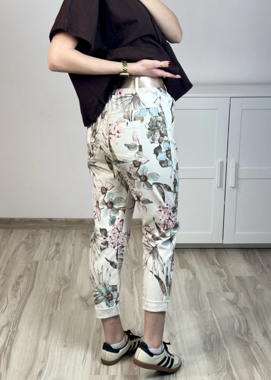 zwężane spodnie w kwiaty z paskiem modne i wygodne spodnie damskie w kwiaty do stylizacji z brązem