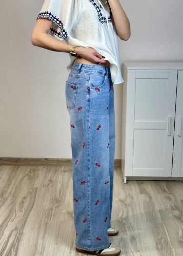 spodnie jeansowe damskie jasne z ozdobnym haftem w wisienki szerokie nogawki modny krój damskie jeansy z szeroką nogawką i haftem wisienek jasny kolor wygodne i stylowe spodnie