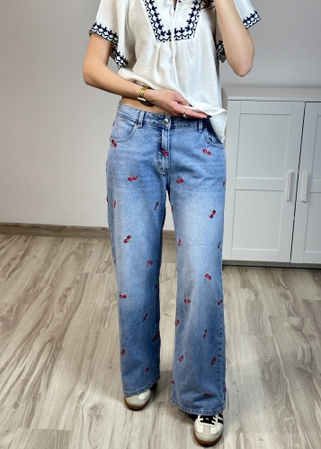 jasne jeansy damskie z haftem w wisienki szeroka nogawka luźny fason modne spodnie denim casual jeansy wide leg damskie jasny denim z wisienkami haftowane spodnie wygodne stylizacja na co dzień