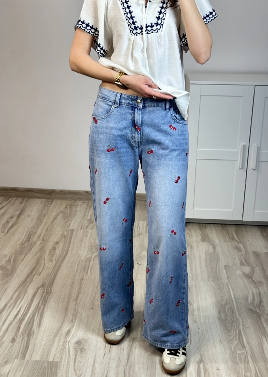 jasne jeansy damskie z haftem w wisienki szeroka nogawka luźny fason modne spodnie denim casual jeansy wide leg damskie jasny denim z wisienkami haftowane spodnie wygodne stylizacja na co dzień