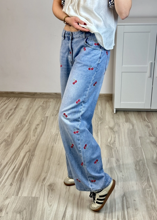 jeansy damskie luźny fason wide leg jasne z czerwonym haftem wisienki casual look modne jeansy damskie jasny denim szeroka nogawka haftowane wisienki styl miejski