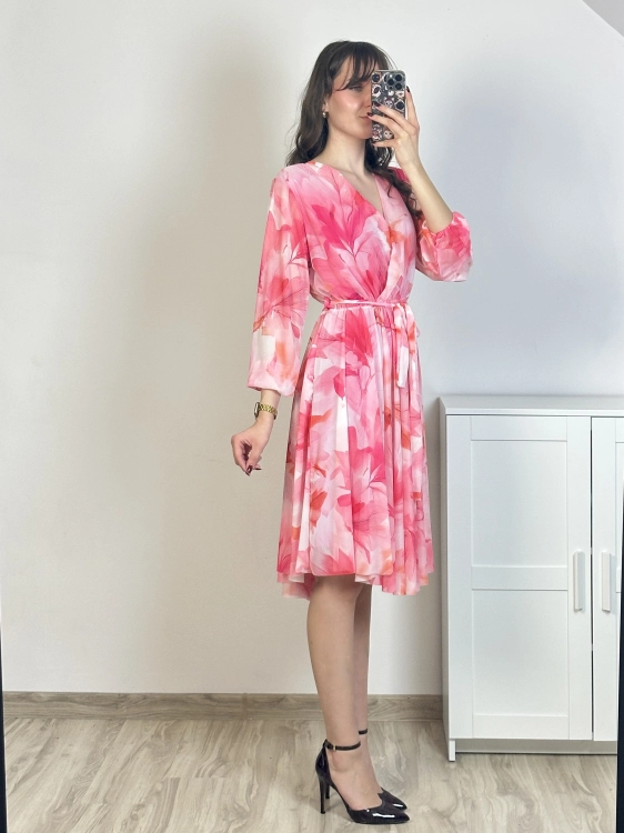 zwiewna sukienka w odcieniach różu z paskiem długość do kolan elegancki i codzienny look