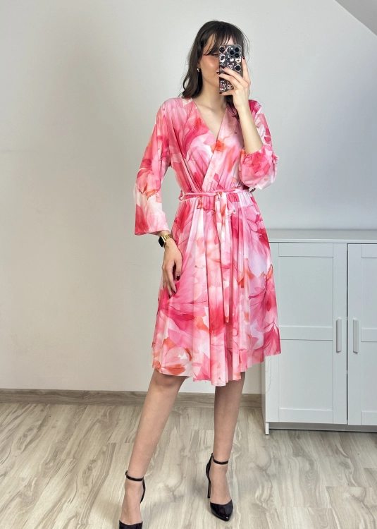 różowa sukienka damska w kwiatowy wzór z paskiem w talii lekka zwiewna sukienka midi elegancka stylizacja
