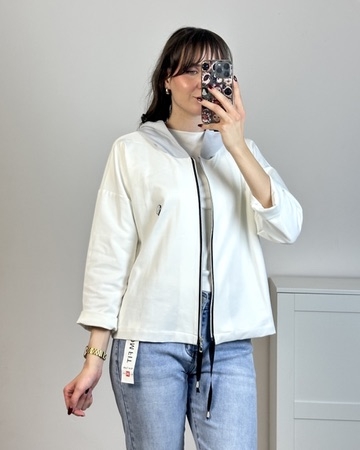 bluza damska zapinana na suwak z szarym kapturem prosty fason casual na co dzień jasna bluza damska z kapturem szarym zapinana na zamek minimalistyczny krój wygodna